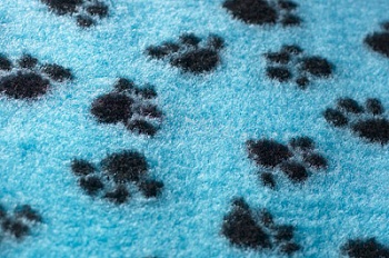 Меховой коврик для собак на нескользящей основе Bronte Glen, голубой